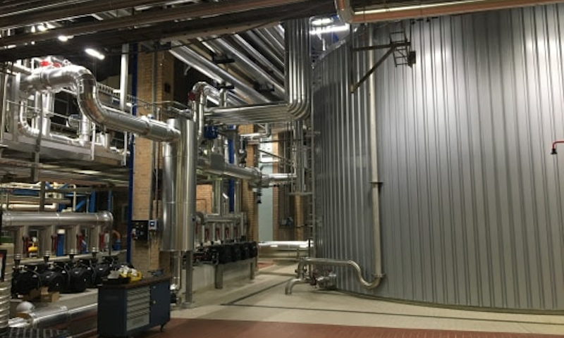 Warmwaterbuffer binnen in de Bavaria Brouwerij in Lieshout 